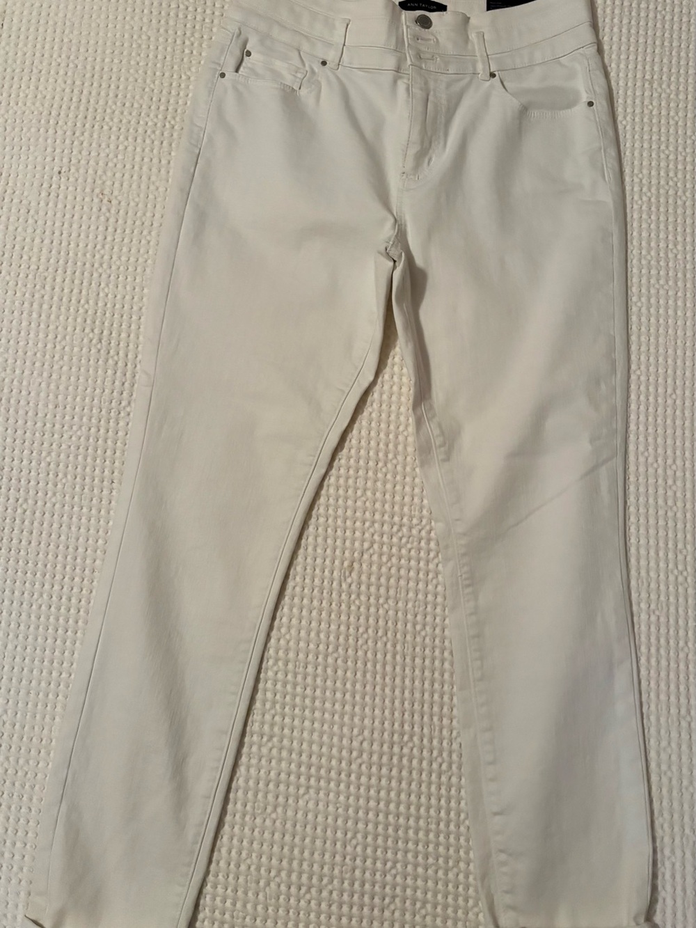 Ann Taylor Women’s Skinny Jeans in White.  New with Tags.  Size 8